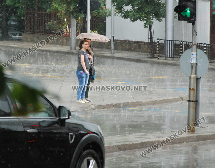 Градушка удари Хасково, още порои довечера 