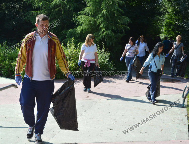 Кмет и областен обикалят Кенана да търсят боклуци