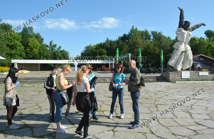 Кмет и областен обикалят Кенана да търсят боклуци