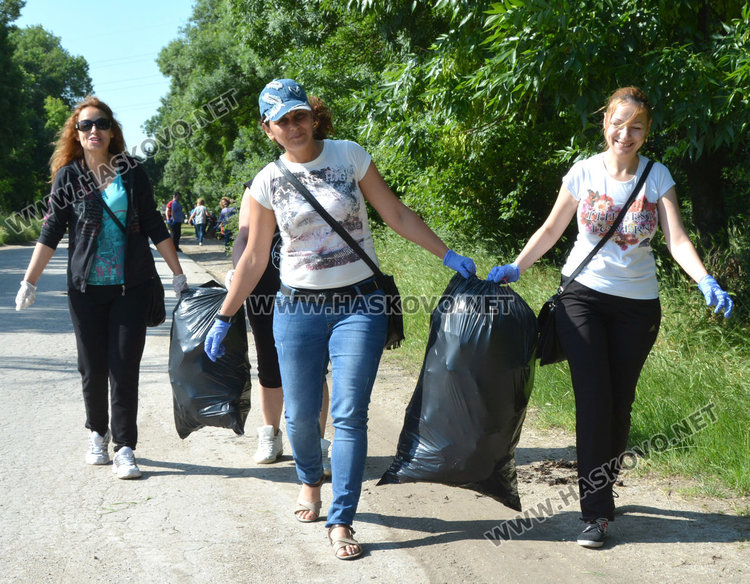 Край старото пловдивско шосе боклукът бе в изобилие, за разлика от Кенана