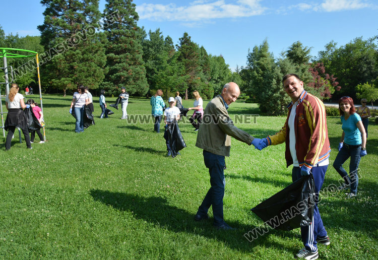 Кмет и областен обикалят Кенана да търсят боклуци