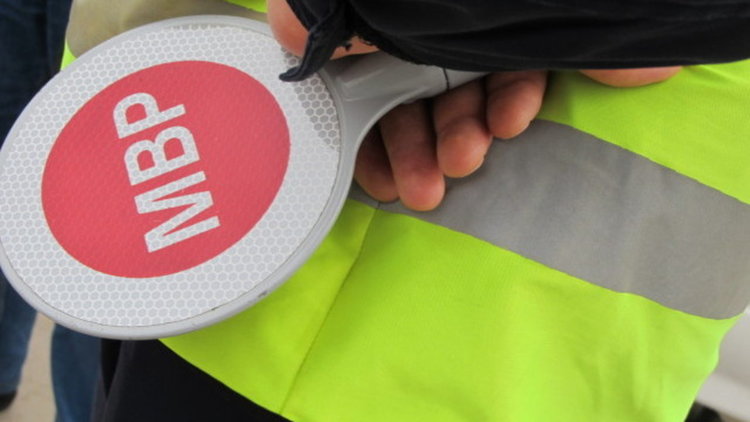 Шофьор блъсна пътен полицай в София и избяга