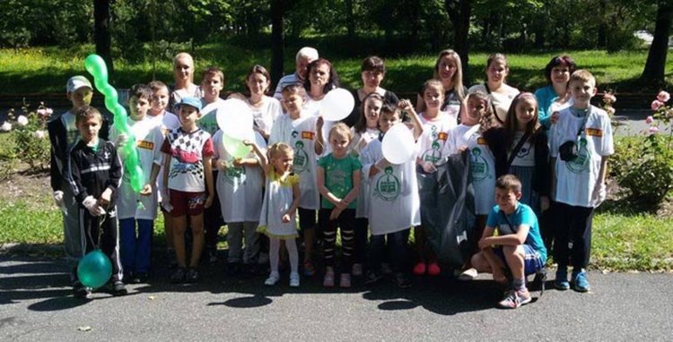 Ученици от „Славейков“ чистиха парк „Простор“