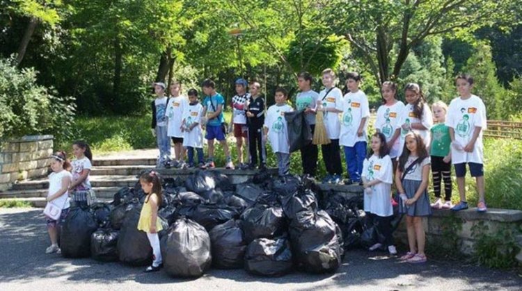 Ученици от „Славейков“ чистиха парк „Простор“