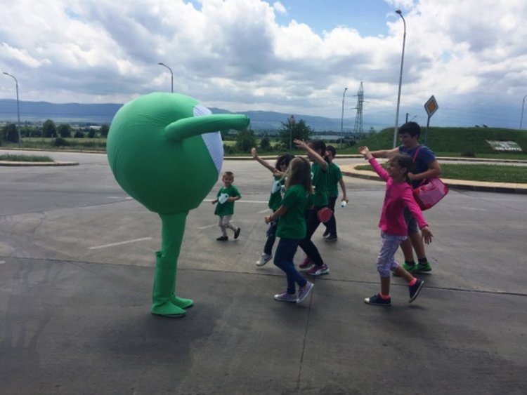 Служителите на областната администрация и земеделието се включиха в кампанията „Да изчистим България заедно”