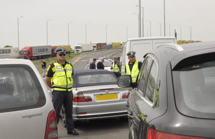 Срив в системата на граничните пунктове затруднява трафика