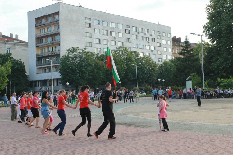 Общоградското хоро в Димитровград - вече от 19:00 часа