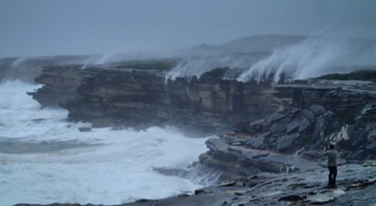 Стотици евакуирани заради бури в Австралия