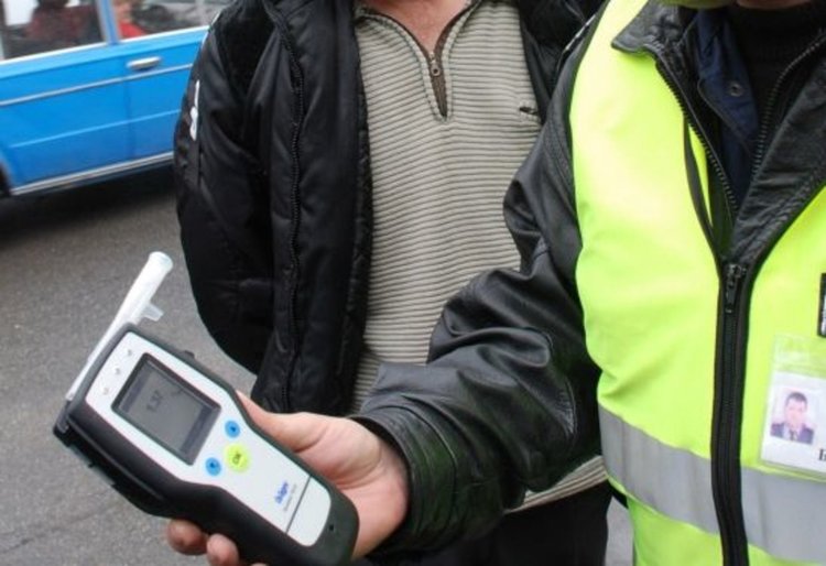 Хванаха с алкохол шофьор на автобус с ученици 