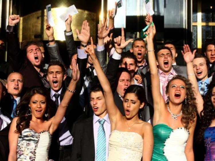 Конкурс за най-щура снимка от абитуриентските балове