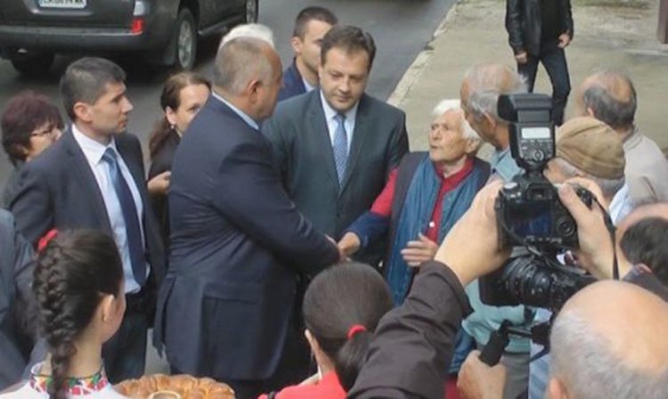 Баба Цеца нахока премиера, но не успя да го гости с боб