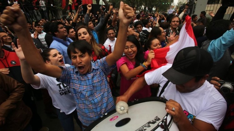 Дясната вълна заля Перу