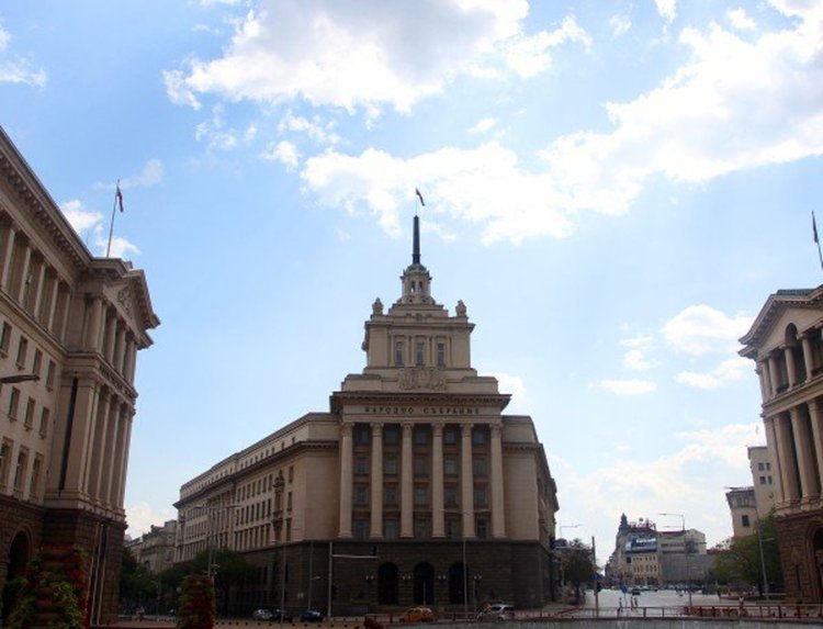 След две години депутатите ще коват законите под стъклен купол