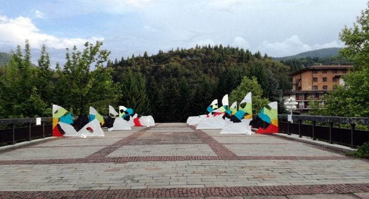 Арт проект  "Нашарени баири", сътвориха от подръчни материали ученици в Смолян