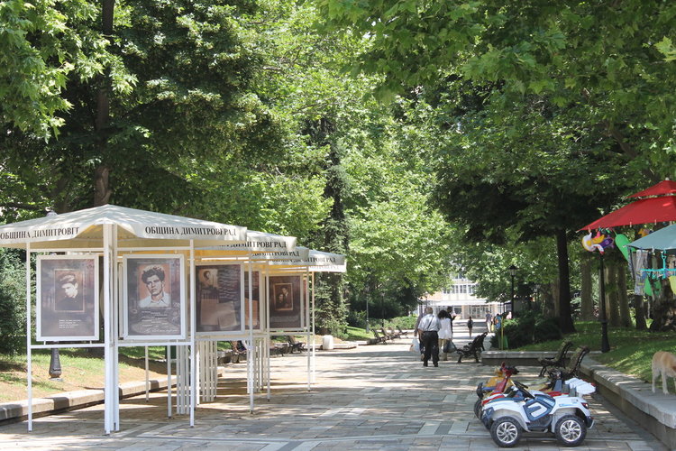 Шадраванът на площад "Поезия" - без вода това лято?