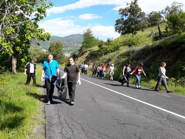 Събраха 20 чувала боклуци покрай пътя Ардино-Кърджали