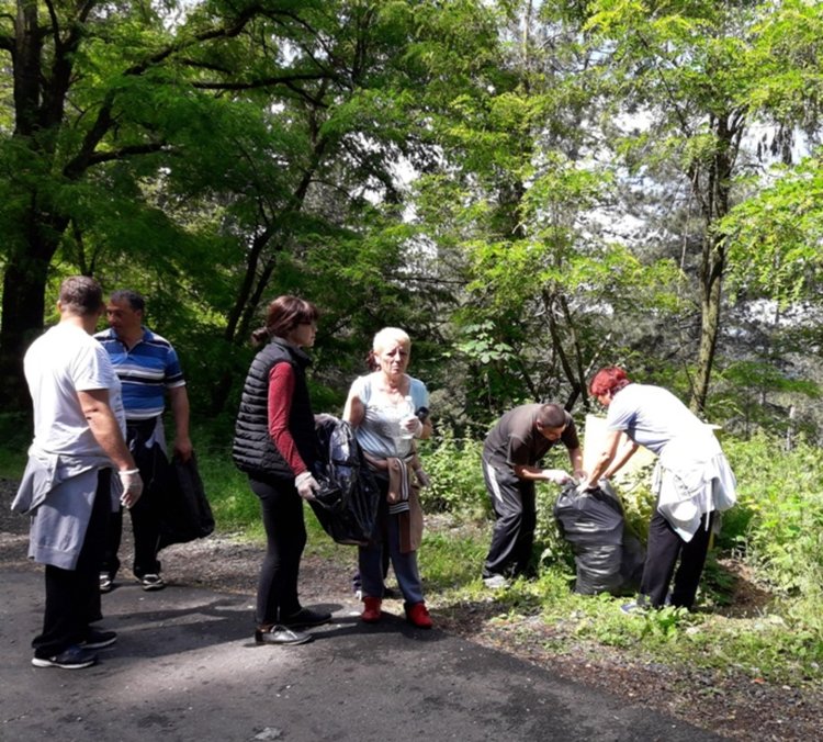 Събраха 20 чувала боклуци покрай пътя Ардино-Кърджали