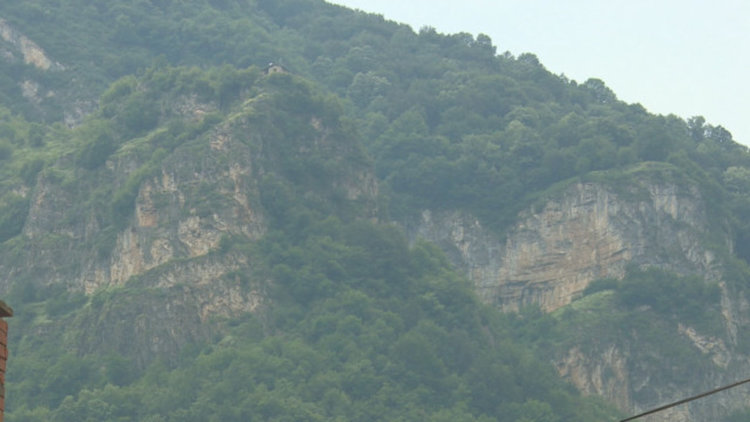 Момчето, паднало от скала край Тетевен, остава в тежко състояние