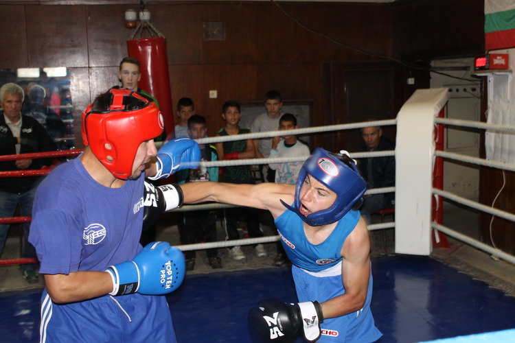 Млади боксьори представят Димитровград в държавното първенство в Русе