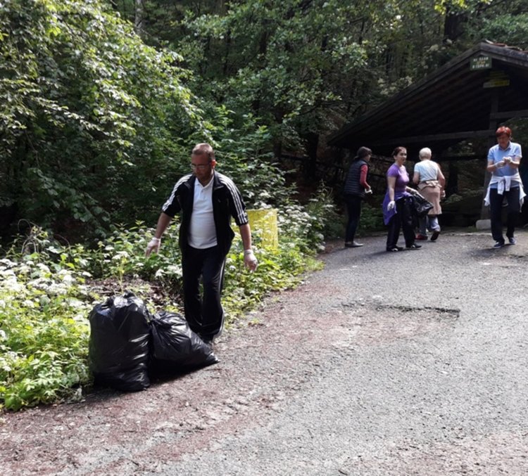 Събраха 20 чувала боклуци покрай пътя Ардино-Кърджали