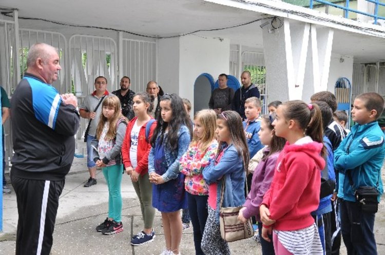 Откриха плувното лято в Кърджали, 60 деца се учат да плуват 