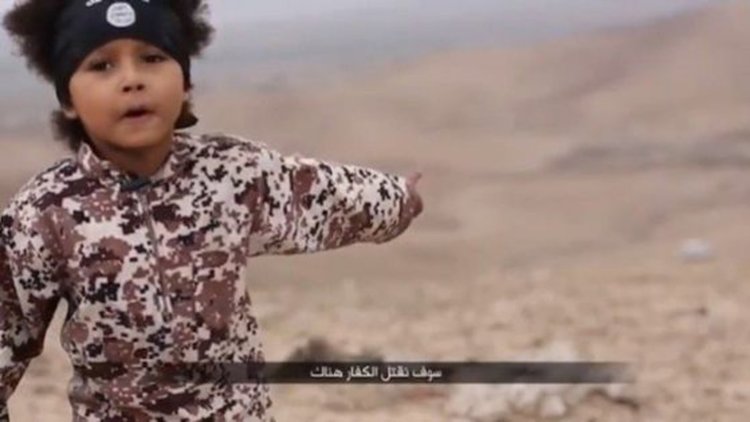 Малкият Джон Джихадиста избягал с майка си в Швеция