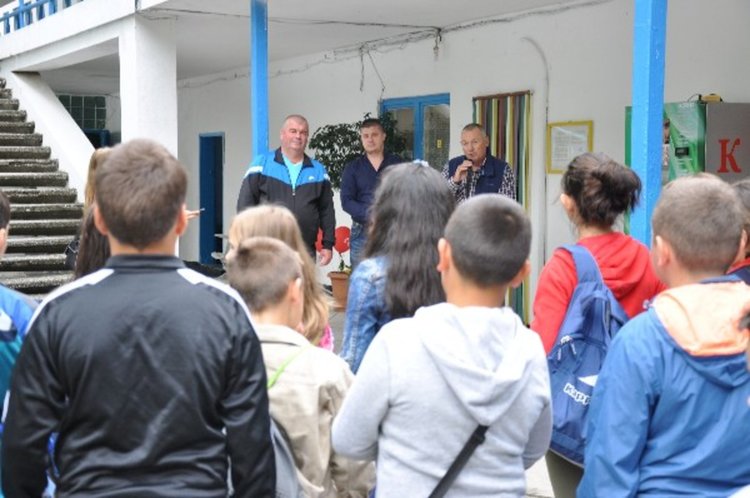 Откриха плувното лято в Кърджали, 60 деца се учат да плуват 