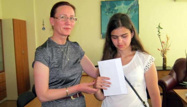 Служителите на НАП събраха пари за незрящо момиче