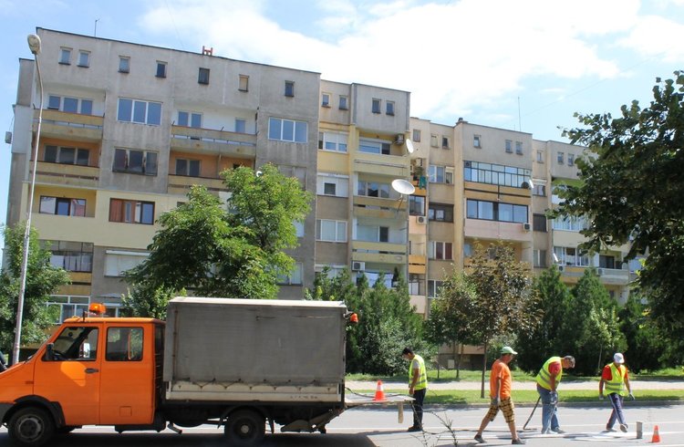 Освежават пътната маркировка в Димитровград