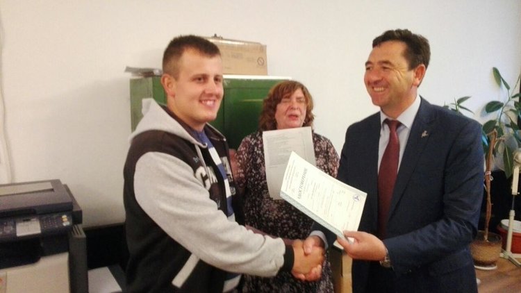 Шинаси Сюлейман връчи на 15 безработни тапии за помощник-възпитатели