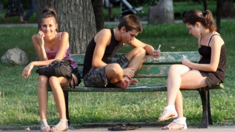 Ще учиш ли, ще бачкаш ли: 500 000 младежи мързелуват