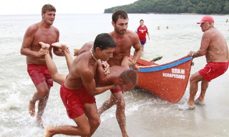 1500 лева за спасител, 700 за чистачка на плажа  