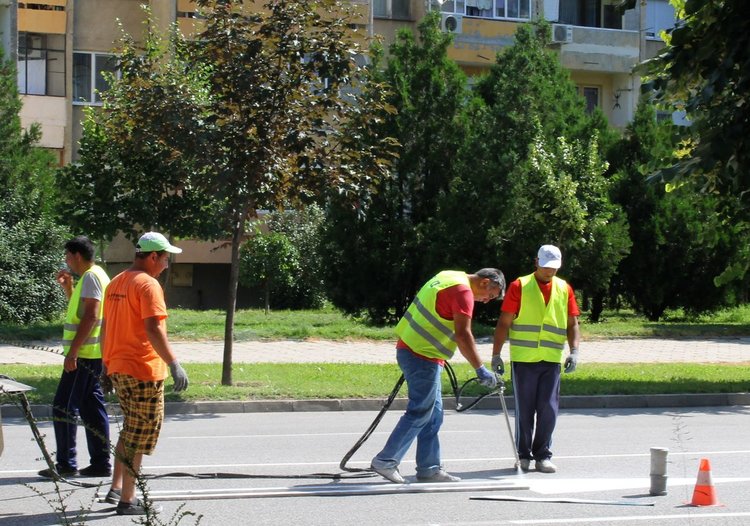 Освежаване на хоризонталната пътна маркировка се извършва в Димитровград