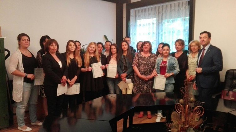 Шинаси Сюлейман връчи на 15 безработни тапии за помощник-възпитатели