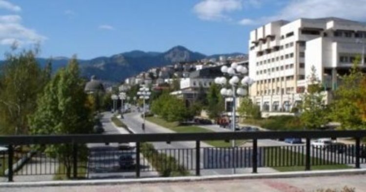 Преминаващ камион откърти ламарини от надлез в Смолян