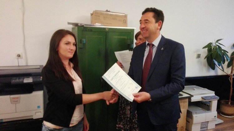 Шинаси Сюлейман връчи на 15 безработни тапии за помощник-възпитатели