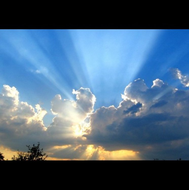 Слънце и облаци днес, дъждец следобед, градусите надолу