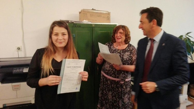 Шинаси Сюлейман връчи на 15 безработни тапии за помощник-възпитатели