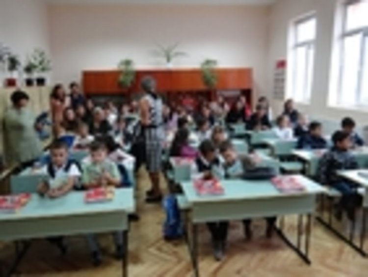 Определят еднократната помощ за първолаците за следващата учебна година