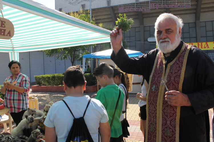 Началото на панаира постави водосвет, отслужен от Архиерейски наместник Георги Тодев