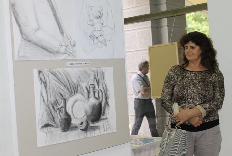 40 откупки на детски творби в Димитровград за #спаси жоро