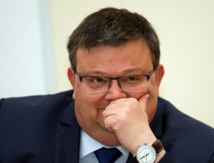 На Цацаров не му стигнаха четирима депутати, за да каже какво върши по случая "КТБ"  