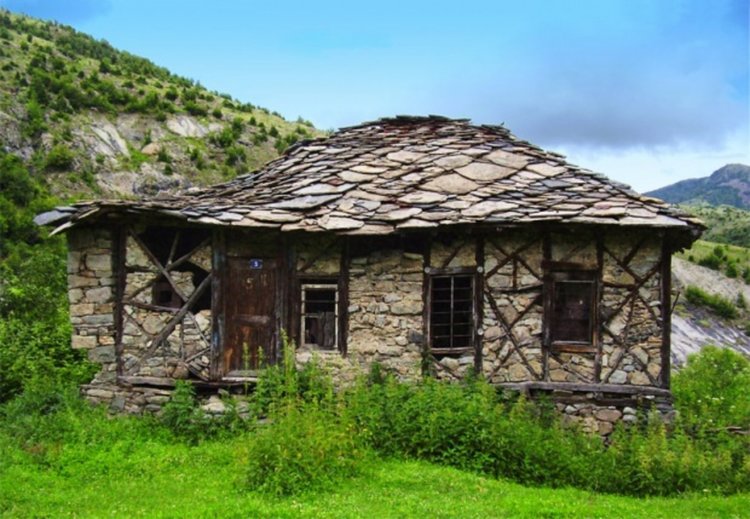 10 са „мъртвите“ села в област Кърджали,  а в 23 живее по един