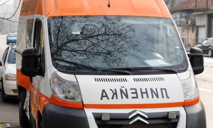 Счупиха носа на шофьор на линейка