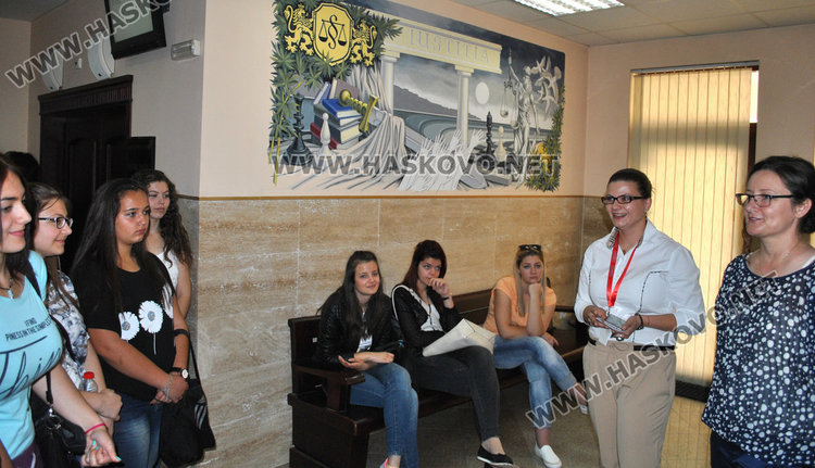 Десетокласници от Икономиката влязоха в съда