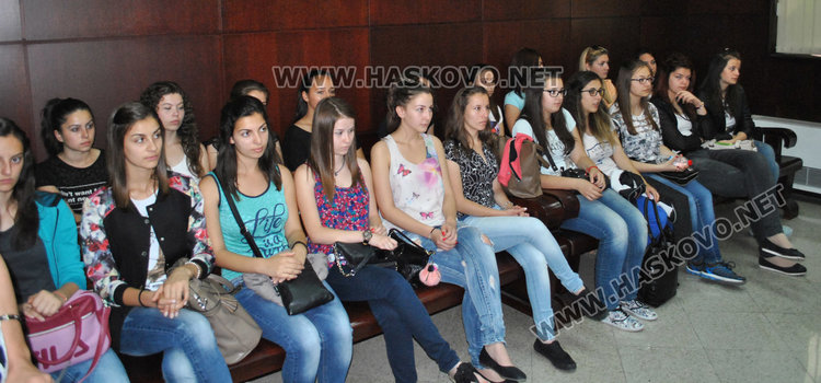 Десетокласници от Икономиката влязоха в съда