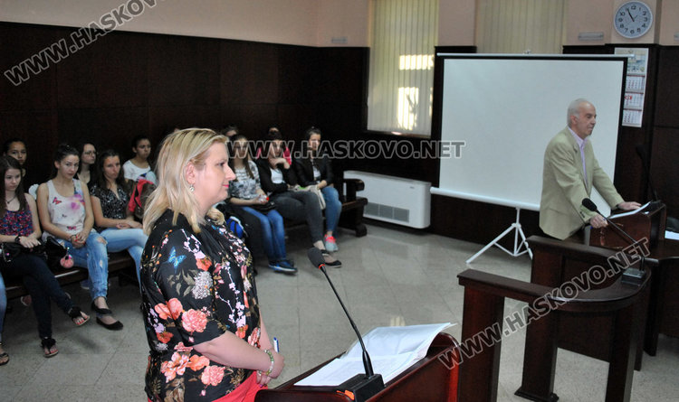 Десетокласници от Икономиката влязоха в съда