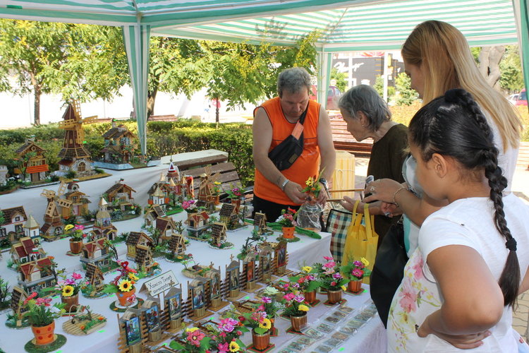 Малък панаир на занаятите бе открит днес пред Спортна зала "Младост" в Димитровград