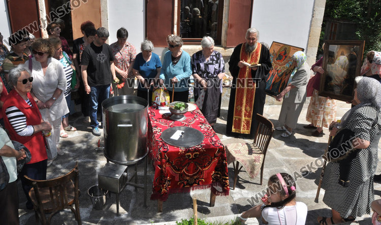 Десетки миряни изкачиха Ямача на Спасовден
