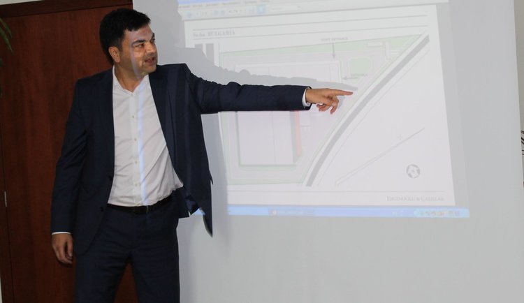 Кметът Иво Димов показва как ще изглежда завода